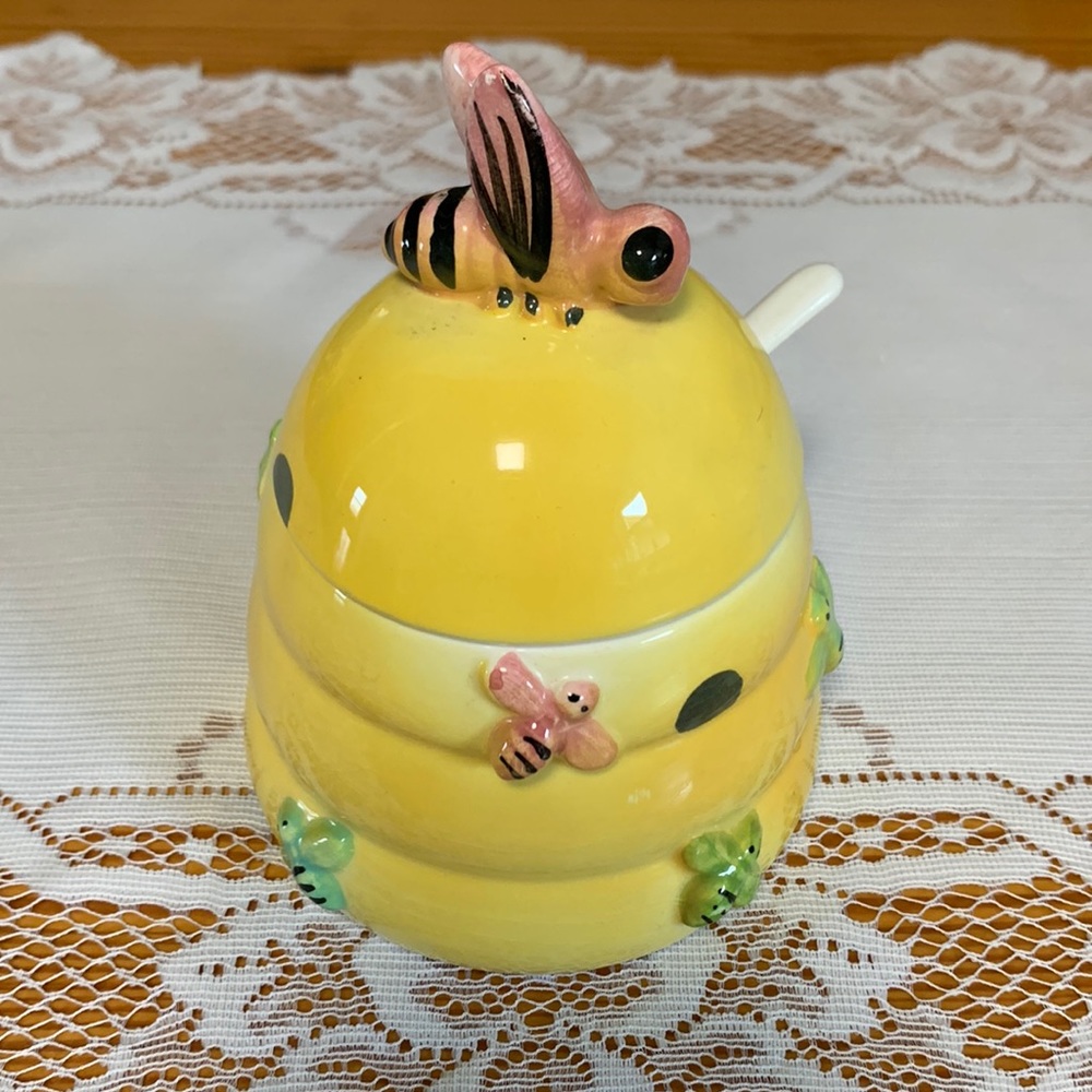 Lugene’s Japan Honey Pot Beehive with Spoon